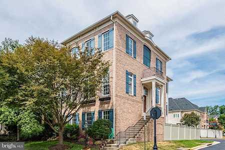 24903 Earlsford Dr Chantilly, VA 20152