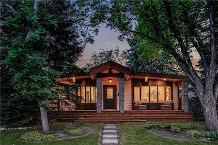 41 Butler Crescent NW Calgary, AB T2L 1K4