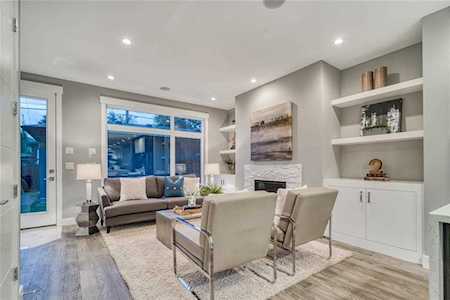 2403 33 Street SW Calgary, AB T3E 2T3