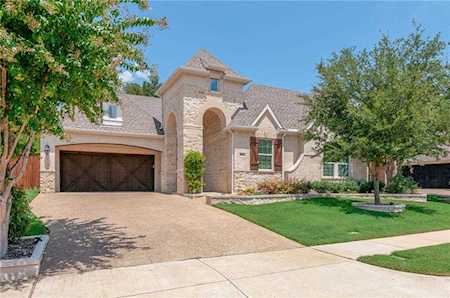 902 High Hawk Trail Euless, TX 76039