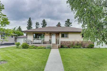 40 Grafton Drive SW Calgary, AB T3E 4W3