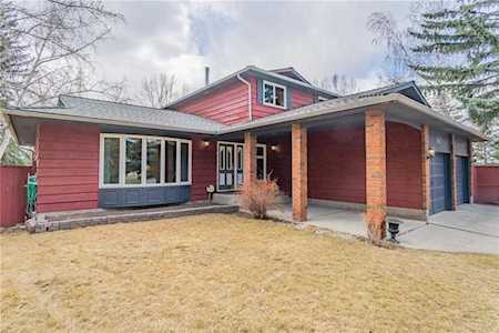 147 Pump Hill Crescent SW Calgary, AB T2V 4L9