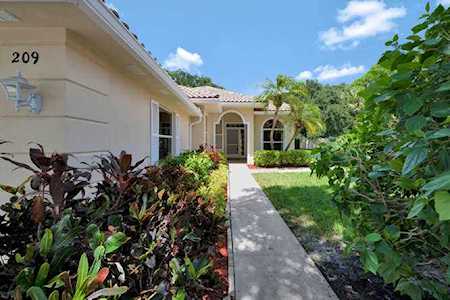 209 E Tall Oaks Circle Palm Beach Gardens, FL 33410