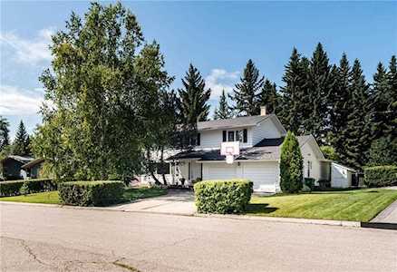 6725 Lepine Court SW Calgary, AB T3E 6G4