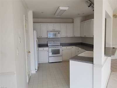 6 Harbor Watch Dr Chesapeake, VA 23320