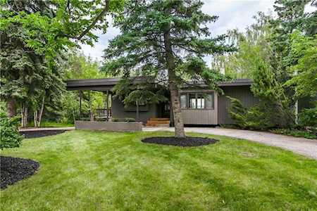 74 Wildwood Drive SW Calgary, AB T3C 3C5