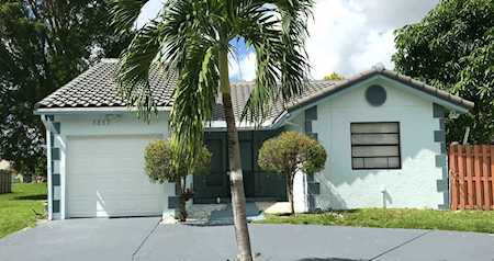 5857 Strawberry Lakes Circle Lake Worth, FL 33463