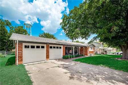 8104 Redwood Drive Benbrook, TX 76116