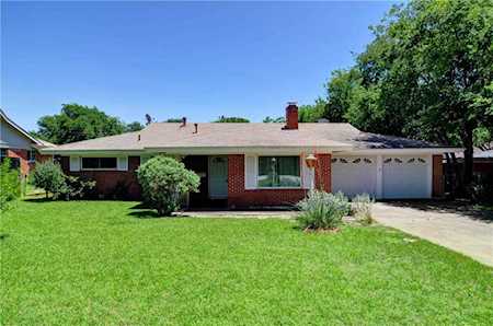 215 Vernon Castle Avenue Benbrook, TX 76126