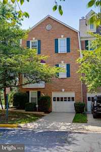 8013 Merry Oaks Ln Vienna, VA 22182