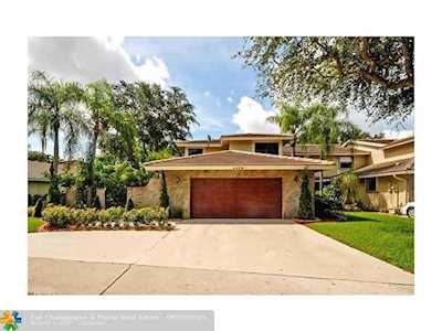 3308 Lake Shore Dr Deerfield Beach, FL 33442