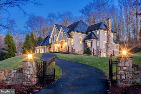 1049 Brook Valley Ln Mclean, VA 22102