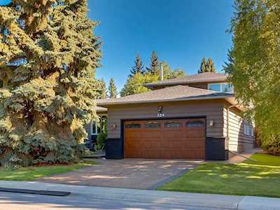 324 Oakside Circle SW Calgary, AB T2V 4K4