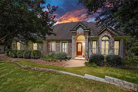 27 Falling Oaks Trl The Hills, TX 78738