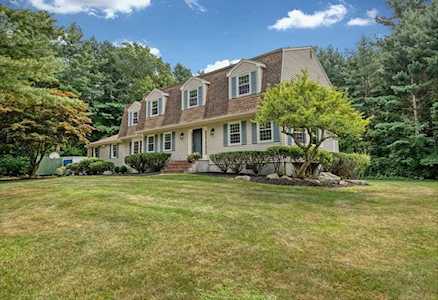 18 Algonquin Road Medfield, MA 02052
