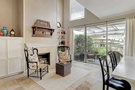 1225 Fountain View Dr Houston, TX 77057