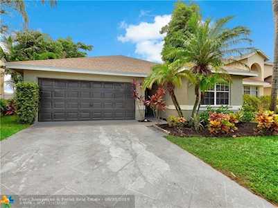1069 Fairfax Cir Boynton Beach, FL 33436