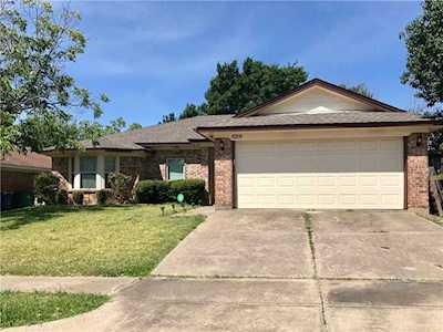 8209 Meadowbrook Drive Watauga, TX 76148