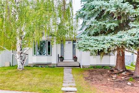 127 Millside Drive SW Calgary, AB T2Y 2R3