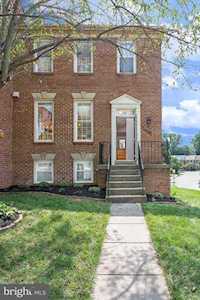 4213 Fox Lake Dr Fairfax, VA 22033