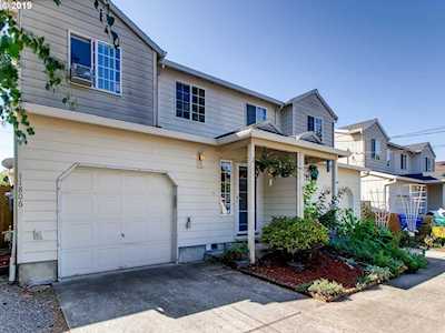 11806 SE Oak St Portland, OR 97216