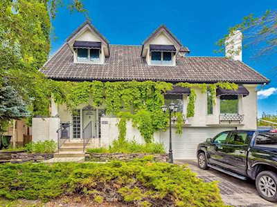 103 Coach Light Bay SW Calgary, AB T3H 1Z8