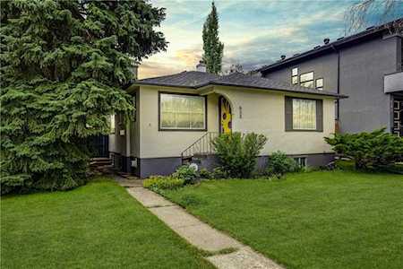 633 22 Avenue NE Calgary, AB T2E 1V3