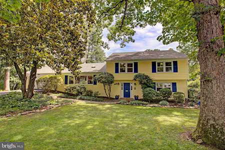 6213 Waterway Dr Falls Church, VA 22044