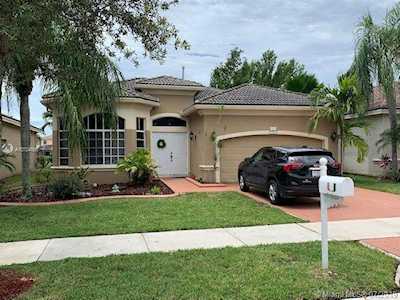 19454 SW 67th St Pembroke Pines, FL 33332