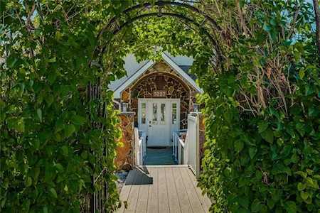 5227 22 Avenue NW Calgary, AB T3B 0Z1