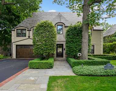 124 S Deere Park Dr Highland Park, IL 60035