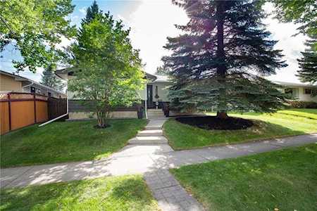 1387 Northmount Drive NW Calgary, AB T2L 0G3
