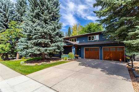 8924 Baylor Crescent SW Calgary, AB T2V 3N4
