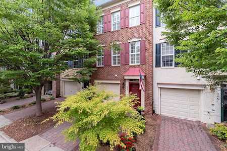 327 Helmuth Ln Alexandria, VA 22304