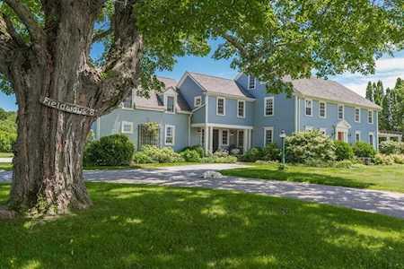 8 Gail Ave Hamilton, MA 01982