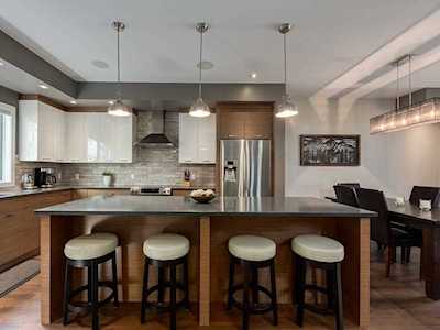 45 Rossmere Road SW Calgary, AB T3C 2N8