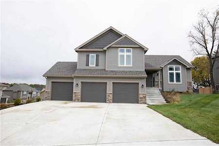200 Carriage Ct Smithville, MO 64089