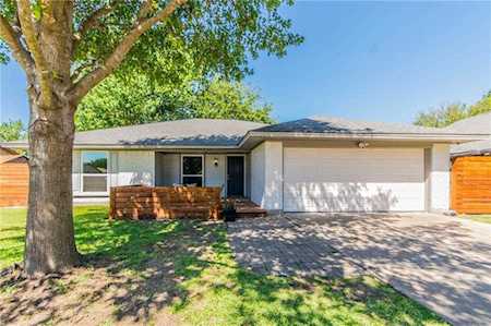 109 Kenshire Drive Benbrook, TX 76126