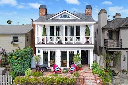 211 Coral Avenue Newport Beach, CA 92662