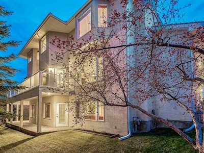 18 Silver Creek Manor NW Calgary, AB T3B 5L3