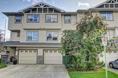 262 Inglewood Grove SE Calgary, AB T2G 5R4
