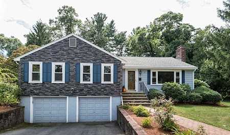 18 Bishops Lane Lynnfield, MA 01940