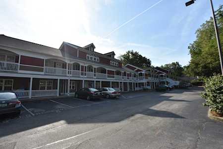 225 Crescent Hill Pl #210 Louisville, KY 40206