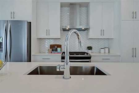 637 20 Avenue NE Calgary, AB T2E 1R6