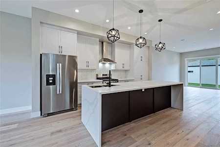 1607 18 Avenue NW Calgary, AB T3A 1Z5