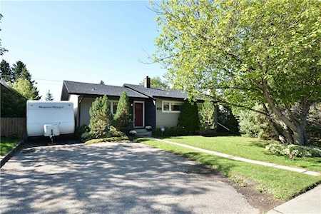 133 Capri Avenue NW Calgary, AB T2L 0H3