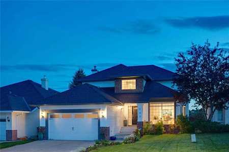 143 Valley Ridge Green NW Calgary, AB T3B 5L5