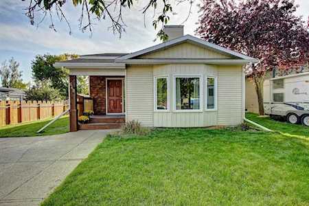 648 Deerpath Court SE Calgary, AB T2J 6C4