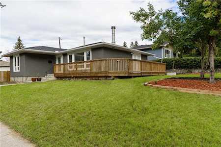 976 Northmount Drive NW Calgary, AB T2L 0B1