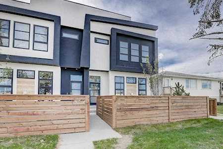 139 24 Avenue NE #2 Calgary, AB T2E 1W7